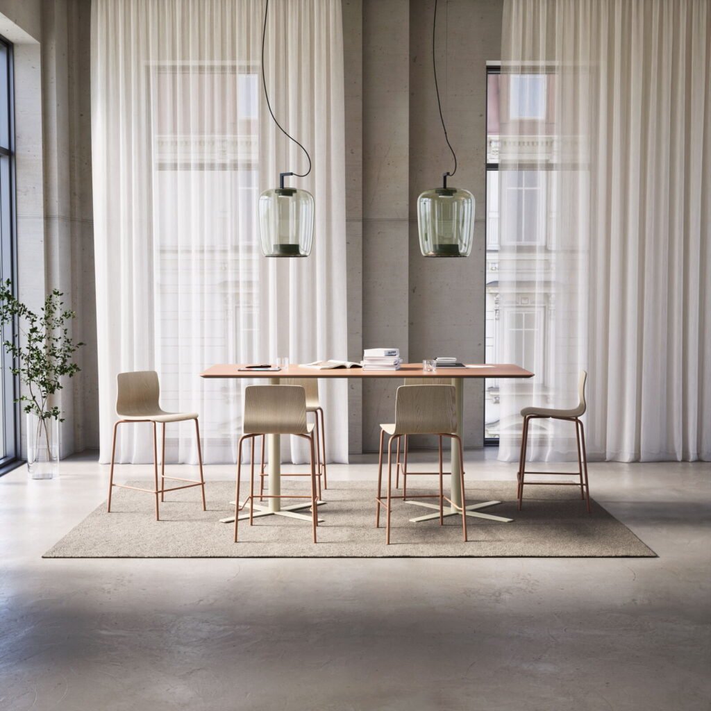Chat, table with cross base, high