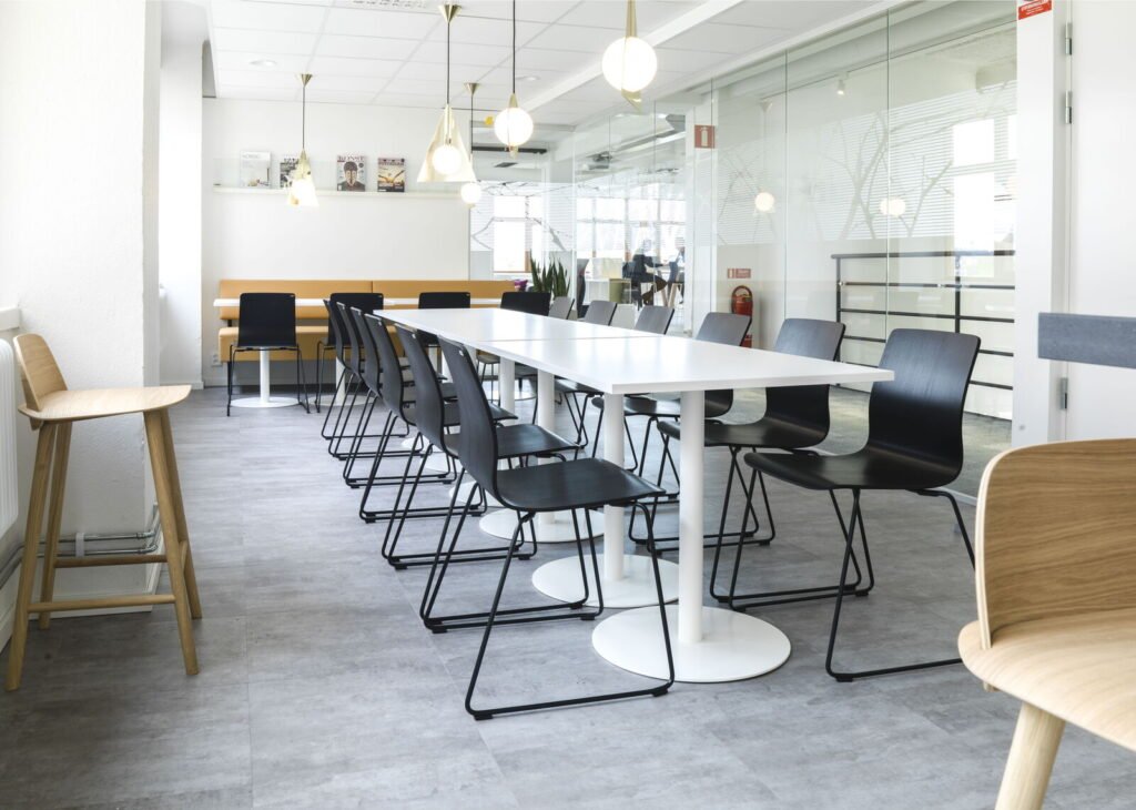 Chat table with round base, high