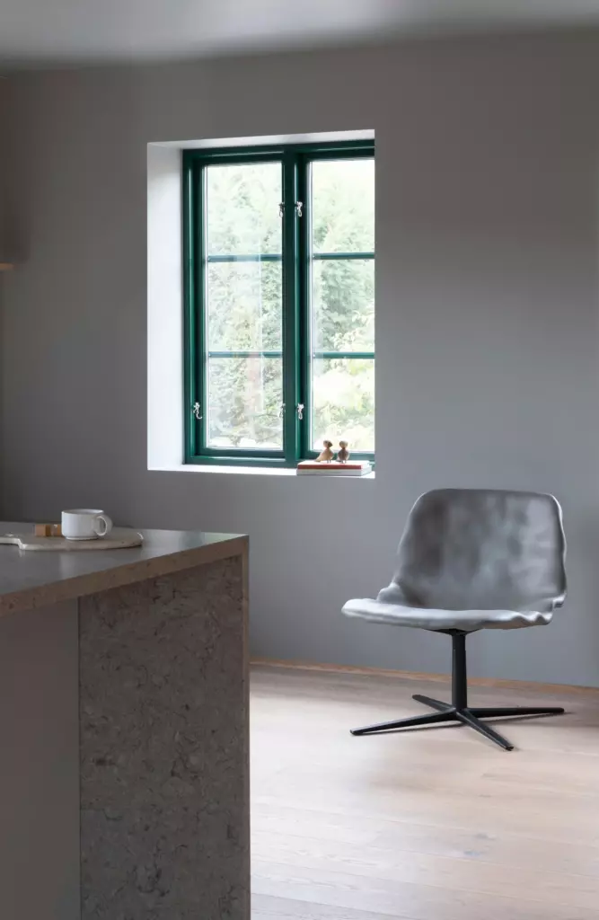 Dent Lounge with swivel base