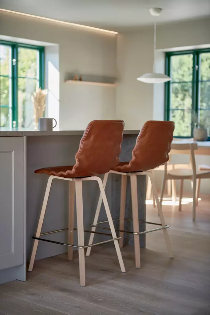 Dent Wood Bar chair, 4-legs with footrest